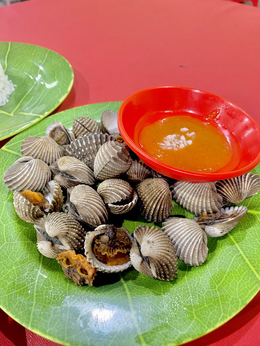 gityul's tweet photo. @izy_bensa Makan seafood di Indah Seafood (Pademangan) aja kak. Ini enak semua ikan bakr nya juara umum gausah di cocol sambel rasany udh enak bgt. Service nya juga cepet bgt. Kerang &amp; udang nya jg gendut. Worth to try https://t.co/EmDWjVzIZV