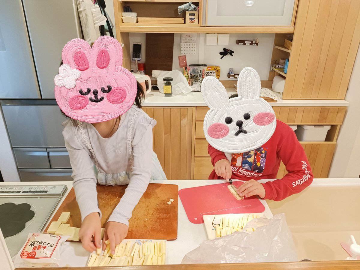 チーズを餃子の皮で巻いて揚げる料理を作りました。
名前が分からないので我が家では「チーズまきまき」と呼んでいます。