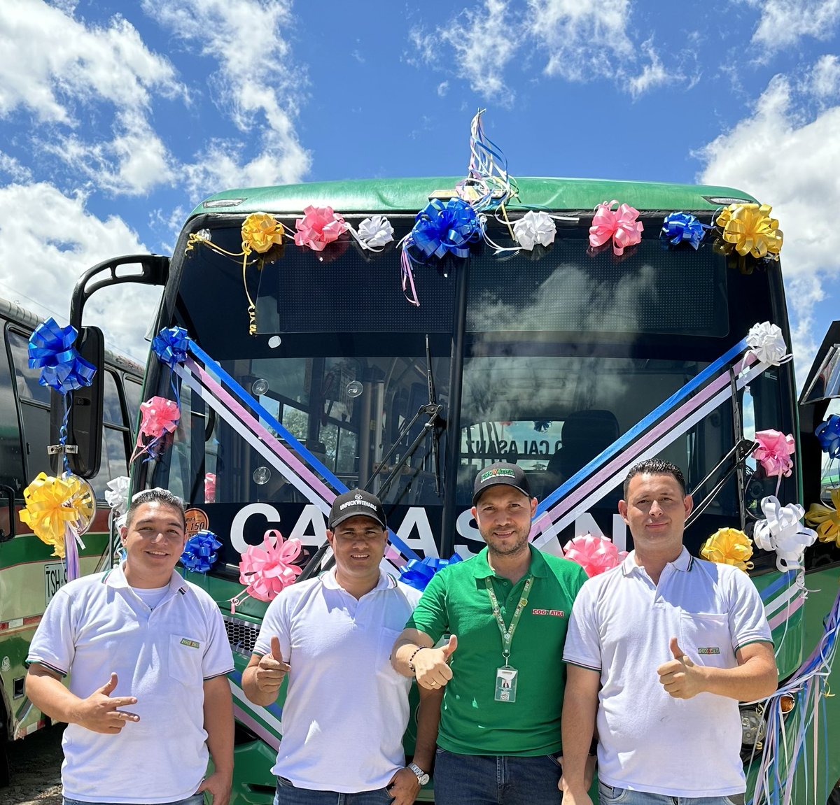 MauroHerreraa's tweet photo. ¡Hola equipo de CONDUCTORES COONATRA!
¡A arrancar la semana con toda la actitud! 🙌💪🏼
Recuerden siempre conducir con seguridad, amabilidad y profesionalismo.
¡Juntos llevaremos a nuestros pasajeros hacia un excelente viaje! 💪🚌

¡Vamos con todo!

Dios los bendiga 🙏 https://t.co/bwleauaFNu