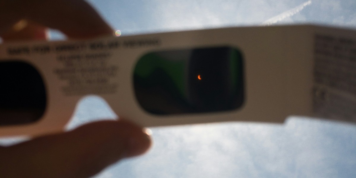 🌒Let's be safe during today's #solareclipse! Make sure your eyes are protected with certified eclipse glasses, and if you're on the road, don't stop or pull over.