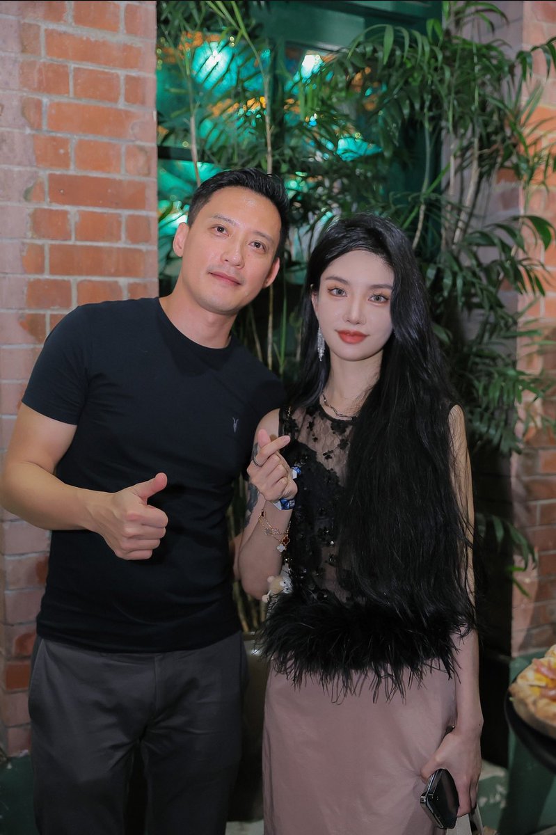 Bitget Party🍷
感谢家印哥@xiejiayinBitget 招待～贴心家印🥰
互fo很久终于和币圈吴彦祖@ViewsOfChris 面基成功
还有陆生@pignosefuck 和AmandaL @CryptoAmandaL 和米粒儿@web3cryptoMia ❤️

#bitget https://t.co/e5vydhRn8N