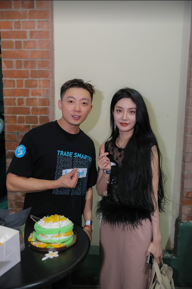 Bitget Party🍷
感谢家印哥@xiejiayinBitget 招待～贴心家印🥰
互fo很久终于和币圈吴彦祖@ViewsOfChris 面基成功
还有陆生@pignosefuck 和AmandaL @CryptoAmandaL 和米粒儿@web3cryptoMia ❤️

#bitget https://t.co/e5vydhRn8N