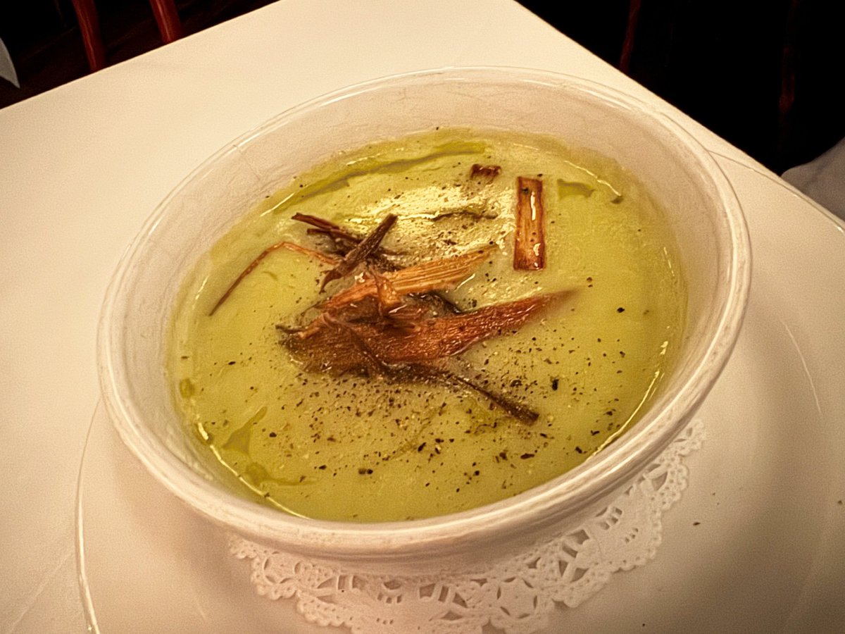 Behold our fabulous soup special right now — potato leek soup, topped with crispy fried leeks! Just delicious. Bon appetit! 🍽️
#mannysbistro #mannysbistrony #soup #soupdujour #soupseason #soupspecial #souplover #potatoleeksoup #appetizers #nyc #newyork #newyorkcity #nomnom #uws