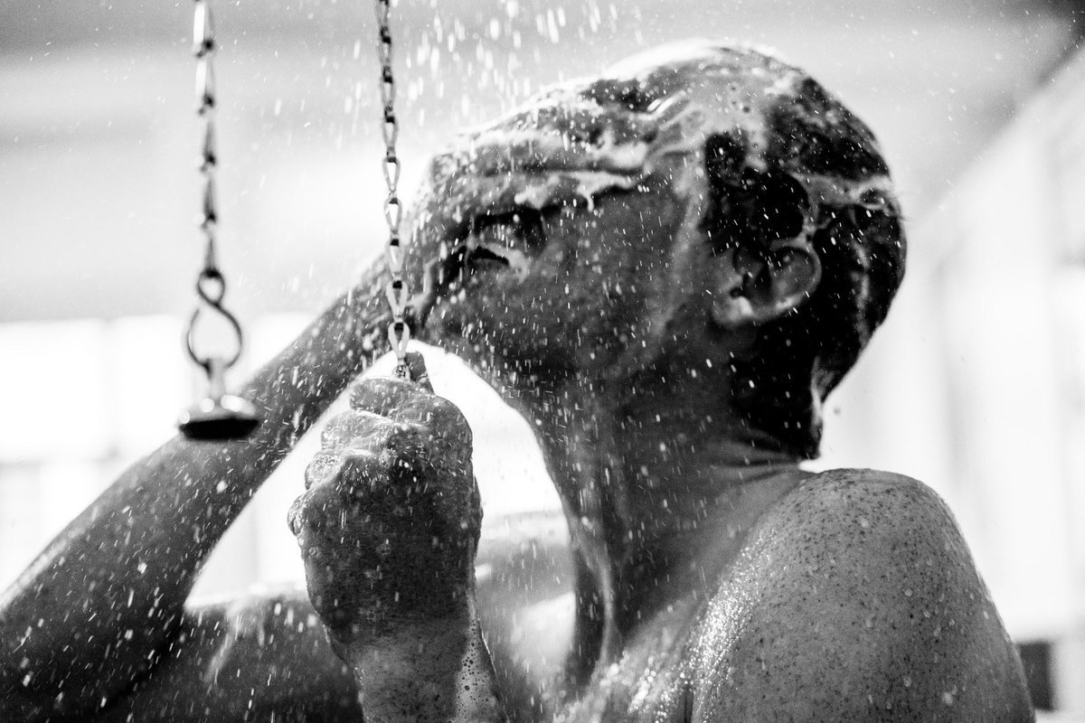 THREAD The best photos of this year’s Paris Roubaix, part 2. #ParisRoubaix 1. In the legendary showers. (📸: hardyccphotos)