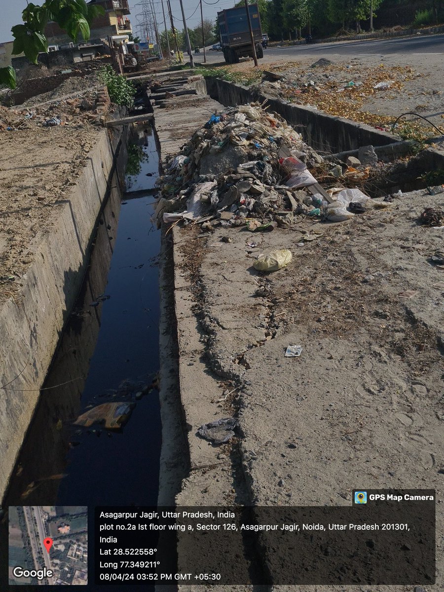 igovindindian's tweet photo. This pile of garbage has been lying here for the last few weeks,it is tarnishing the image of green noida clean noida.kindly do the needfull asap.
Location sector 128 https://t.co/OUlXDtunpz
