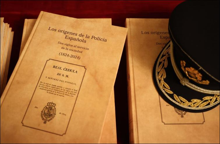 'Un lector vive mil vidas antes de morir. Aquel que nunca lee vive solo una' 

(George R.R. Martin)

#Buenosdías y feliz #DíaMundialDelLibro 📖

👮‍♀️👮‍♂️Nosotros, con motivo del #BicentenarioPolicía, ya tenemos el nuestro 🥰