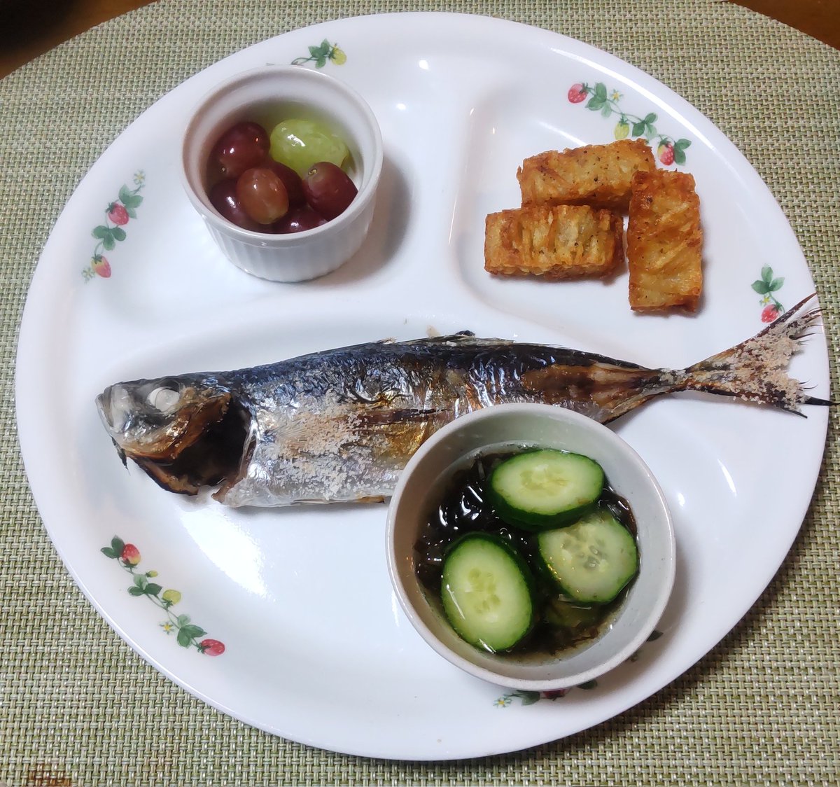 今夜のシニア飯　鯵塩焼き、胡瓜もずく、ハッシュドポテト、果物