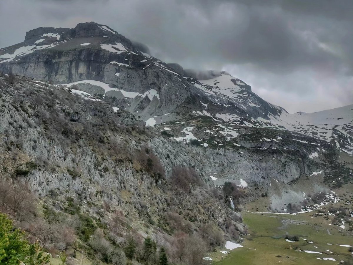 El llano de lizara con el Pico Bernera al fondo.