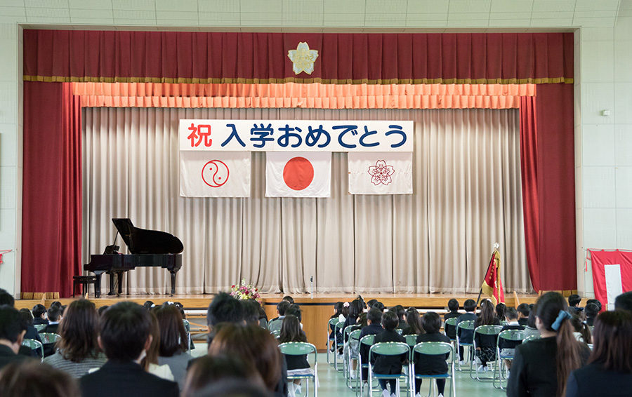 School entrance ceremonies are held across Japan in early April, when the school year starts. Usually held in the school gym, the ceremony allows older students to welcome their new schoolmates. Read more in this article from @Web_Japan: web-japan.org/kidsweb/explor… #backtoschool