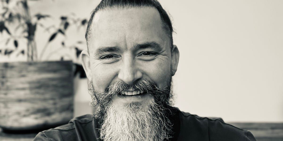 agsocialmedia's tweet image. Do you remember your first in person networking experience, how you felt, how you behaved, what you said in your first real-life networking conversation beardedsalesguy.social/p/navigating-t… @BeardedSalesGuy  #Digitalselling #Valueselling #WalkingDigitalCorridors #Socialselling