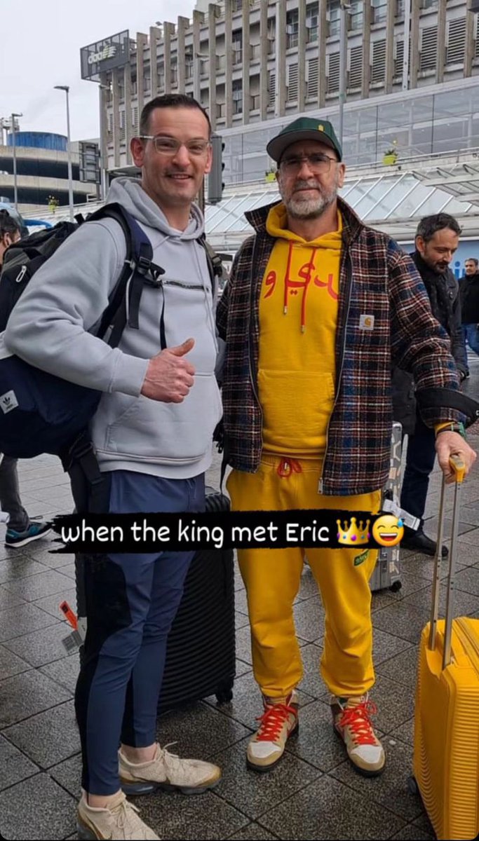 Congratulations to Eric Cantona who was lucky enough the get a selfie with our own Barry Gilleran recently while travelling 🤩 #SlashersAbú 💙 #ManUtd #KingEric