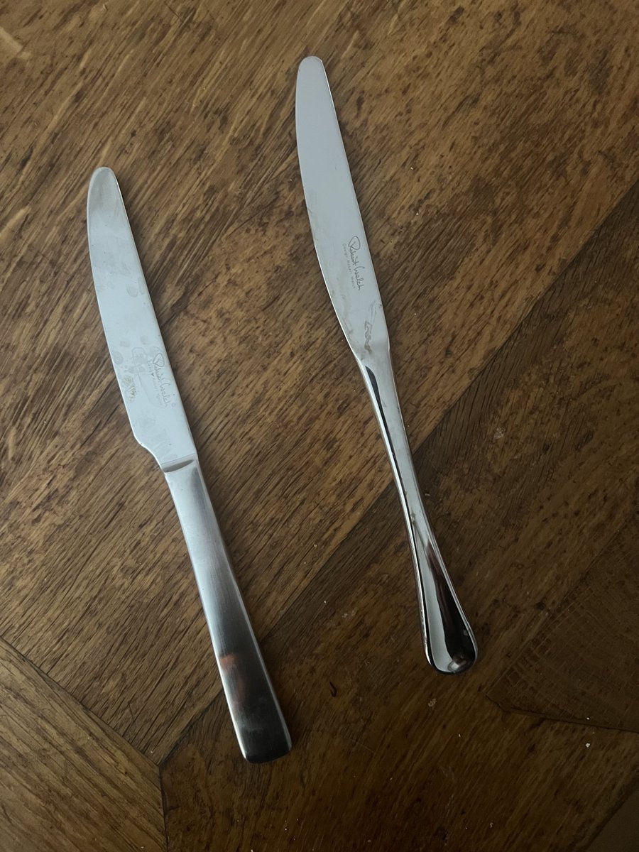 Wondering if it’s quite rational that I hate one of these knives and love the other. Guess which is the one I will never use 🤔