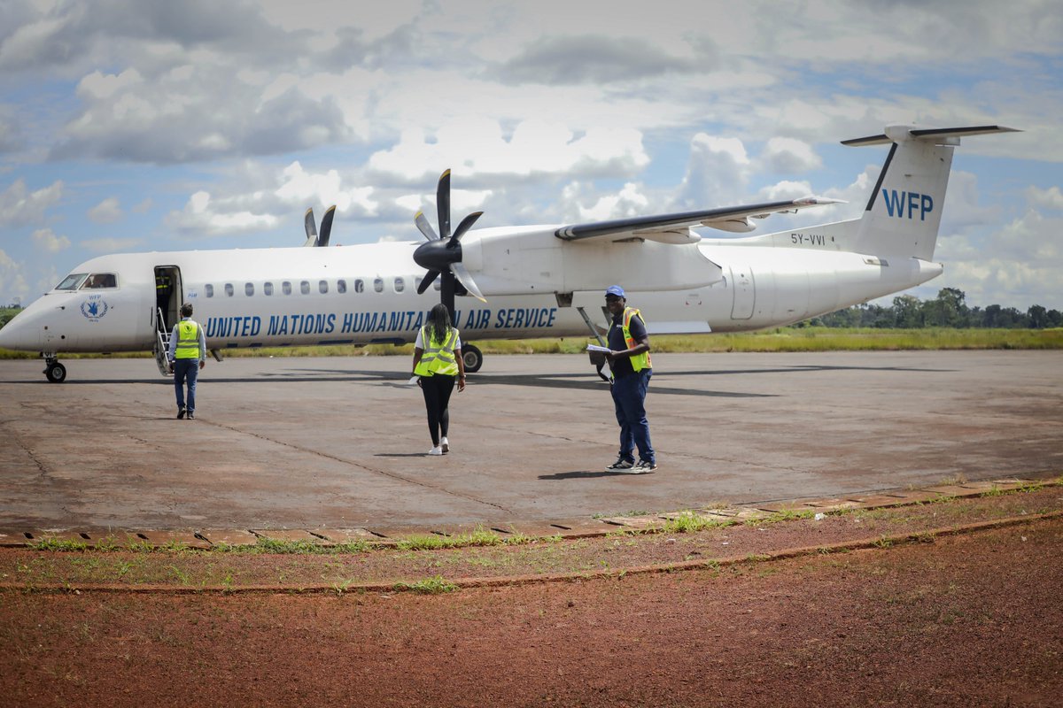 🎈🇨🇩Bonnes nouvelles : le Service Humanitaire Aérien @WFP_UNHAS a repris ses vols vers Bukavu,#SudKivu, après quelques mois de suspension. L'engagement envers nos partenaires humanitaires reste fort, grâce au soutien de nos bailleurs. Merci pour votre confiance ! 🛫🌍 #UNHAS #PAM