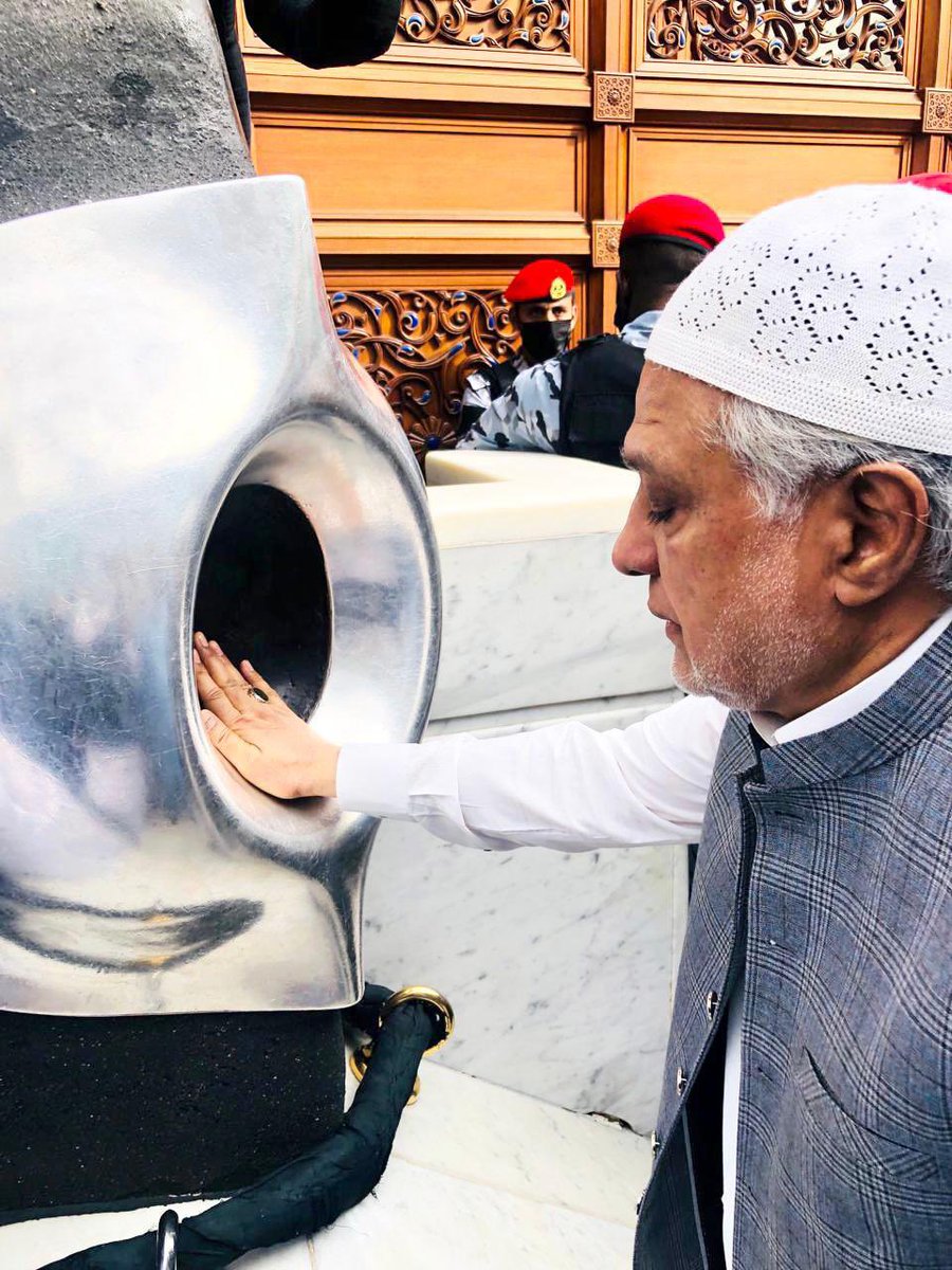 Makkah Mukaramah: Foreign Minister Muhammad Ishaq Dar kisses Hajr-e-Aswad as part of Ziaaraat of Al-Masjid e Haraam on 8 April 2024. @MIshaqDar50 @ForeignOfficePk #PMShehbazinKSA