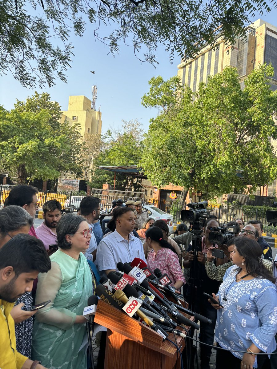 #breaking: The TMC has approached the Election Commission of India to complaining against the BJP, alleging blatant misuse of central agencies to target the opp. 10 TMC MPs met with ECI officials, including journalist-turned-TMC leader Sagarika Ghose today. 
#news #media #TMC