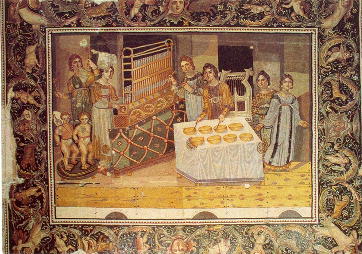 #MosaicMonday 4.- 5. yüzyıllar, Suriye, Hama Müzesi Mozaikte altı kadın betimlenmiştir. Müzik aletleri ise soldan sağa sırasıyla, üzerlerinde küçük ziller bulunan krotal takımı, org, çifte aulos, sekizli metalofon (oksivafon), bir kithara ve bir krotal veya kastanyet takımıdır.