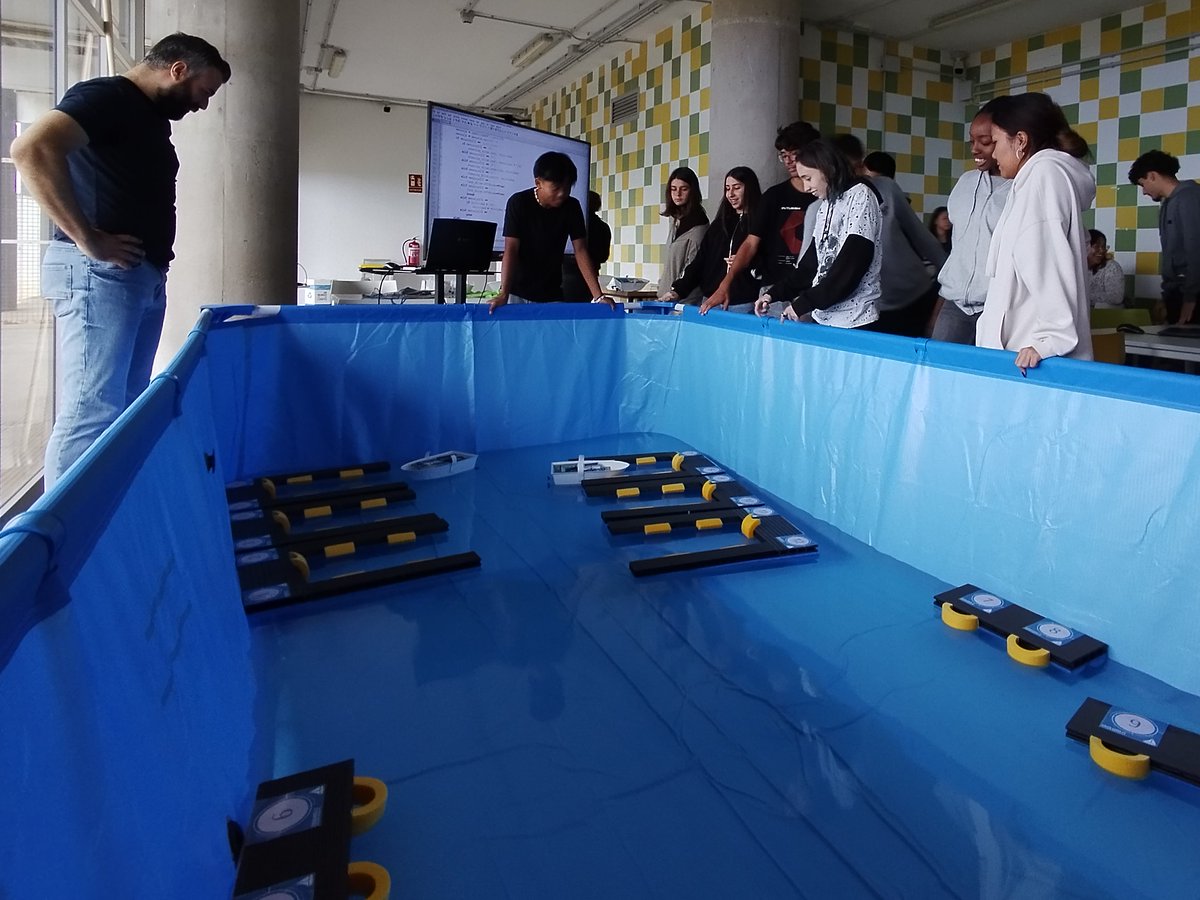 TecnoTechnology's tweet photo. Gracias a iniciativas como el proyecto #Ciberlandia, que nos facilitan mucho el trabajo. El alumnado ha podido introducirse en la robótica, programar un sistema de control, establecer comunicaciones, controlar un barco en remoto e irse con una sonrisa... todo en una sola mañana! https://t.co/F0FVAqkJ1s