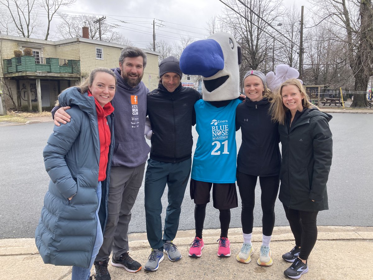KidsRunClub_DNS's tweet photo. Great visit to @oxfordschoolhfx with Myles from @BNMarathon last week. Thanks to the awesome staff for making KRC possible again this year &amp; to @DalMedSchool volunteer coach Hayley Glazebrook for helping out. @Bray_PhysEd @HRCEHealthPromo https://t.co/3Tv548aMST
