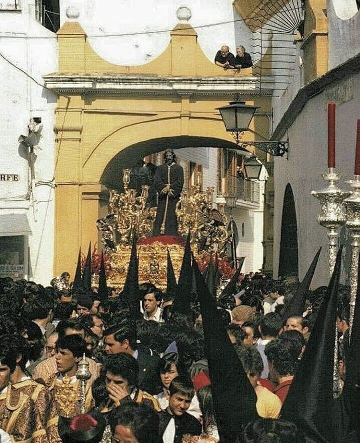 El Señor Cautivo, sin potencias, cruza el Arco del Postigo en un Lunes Santo de la década de 1980.

#TDSCofrade 
#SSantaSevilla24 
#SSantasevilla2024