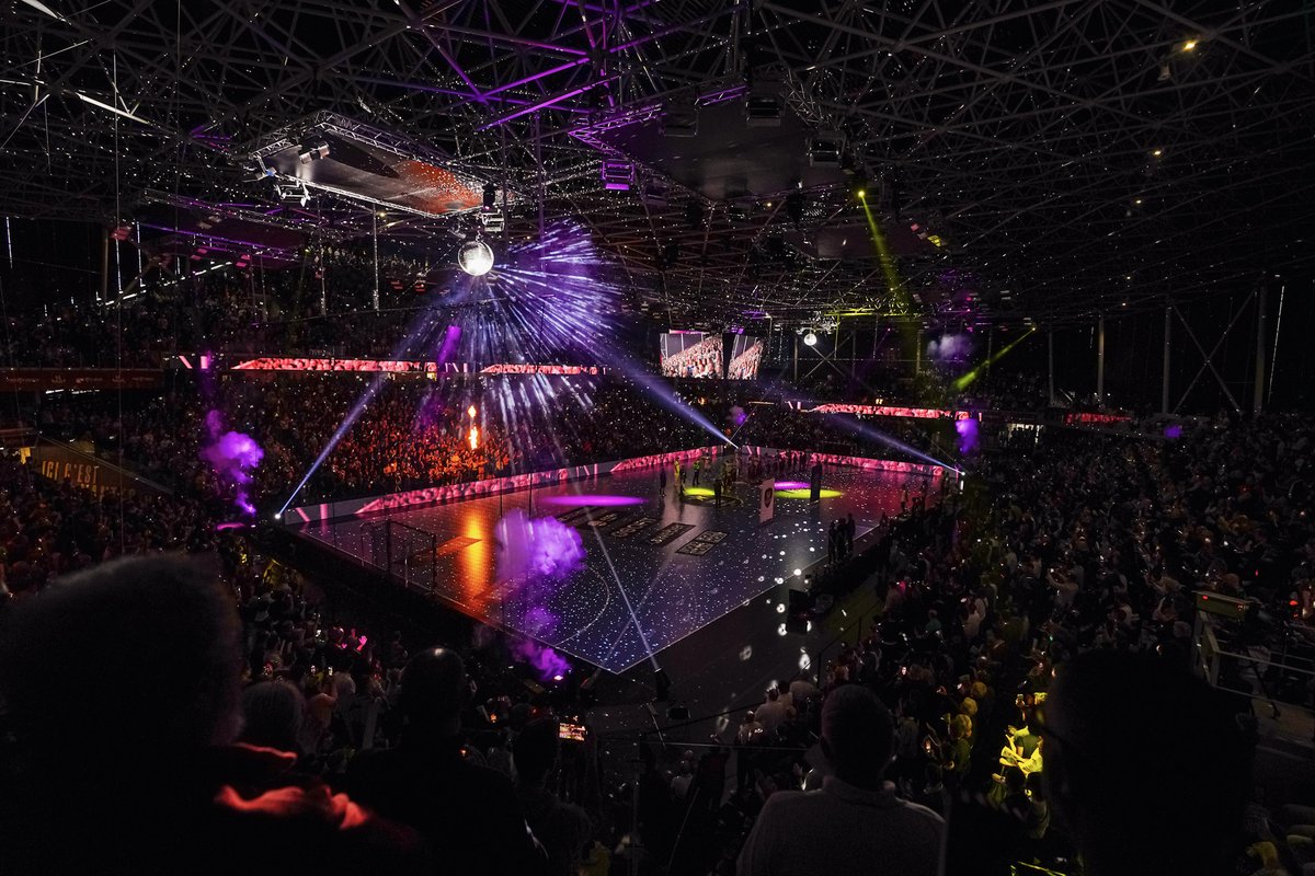 🪩 Quand la H Arena revêt son habit de lumière...

Une piste aux étoiles magnifiée par le spectacle de nos joueurs.🟣🟡