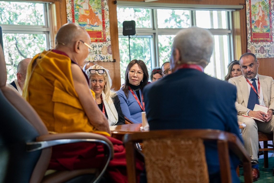 tibetdotcom's tweet photo. 西藏精神領袖第十四世達賴喇嘛尊者於今天（ 4 月 8 日）上午在印度北部達蘭薩拉的寢宮會議廳，出席了為期兩天的「領導力與幸福」為主題的峰會開幕式.... 2024 年 4 月 8 日   攝影｜Tenzin Choejor｜達賴喇嘛尊者辦公室 https://t.co/Gn5tgbYtUK