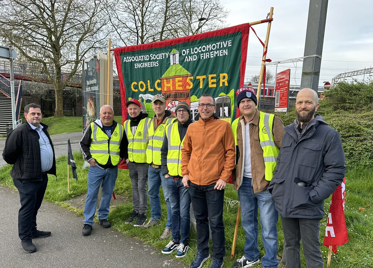 ASLEFunion's tweet photo. Pickets at Battersea, Colchester, Guildford and Waterloo strong this morning 

#ASLEFStrike https://t.co/zYEYRNiLrd
