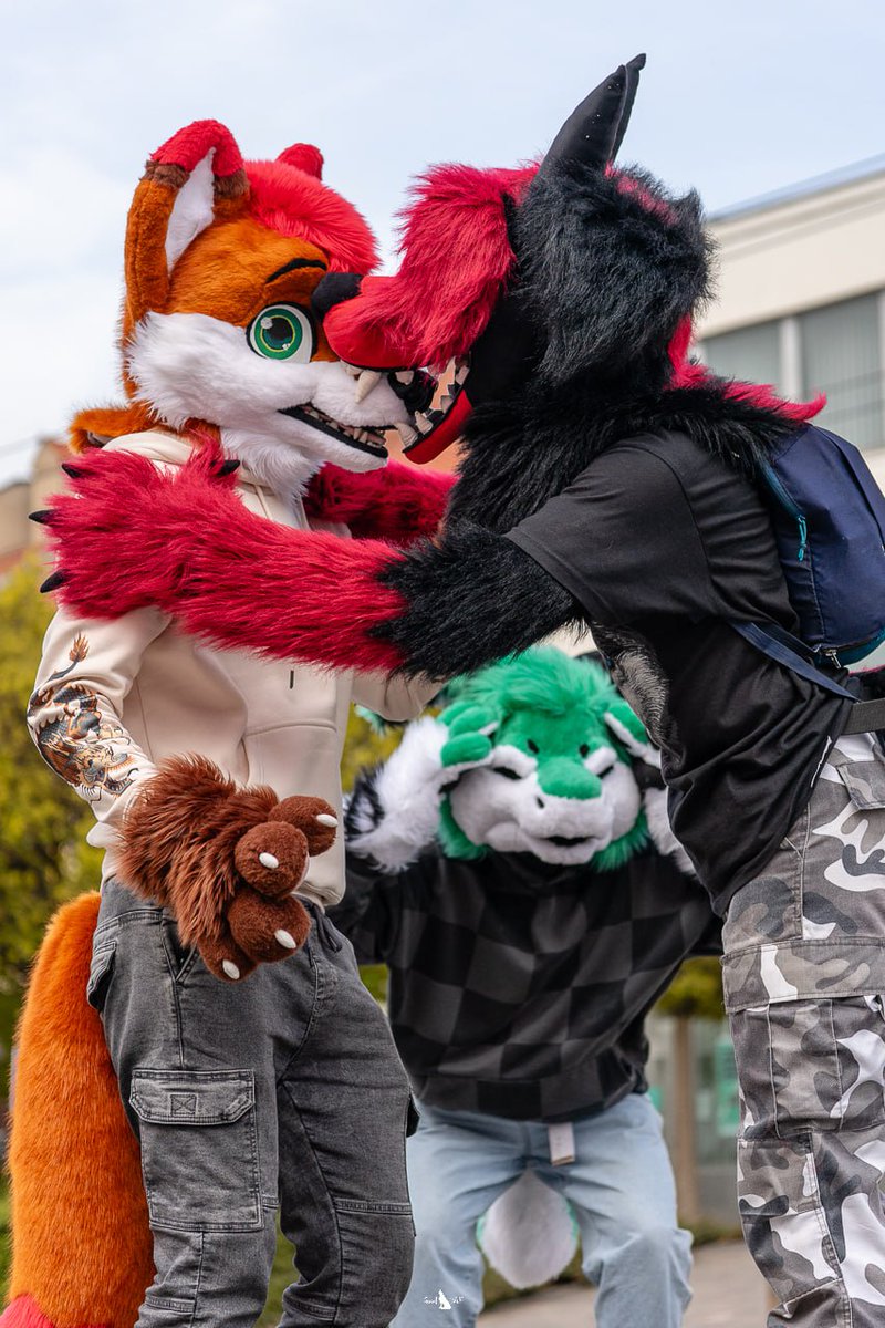 Okay... in my defense... his nose tasted like chicken ramen... ^^"
🦊 @frendlyz09 ✂️ @R5suits
🐺 Me :) ✂️ <a href="/_avafur_/">AvA</a> 
🥝+✂️ kiwi
📸 <a href="/GoodWolfSK/">GoodWolf</a>