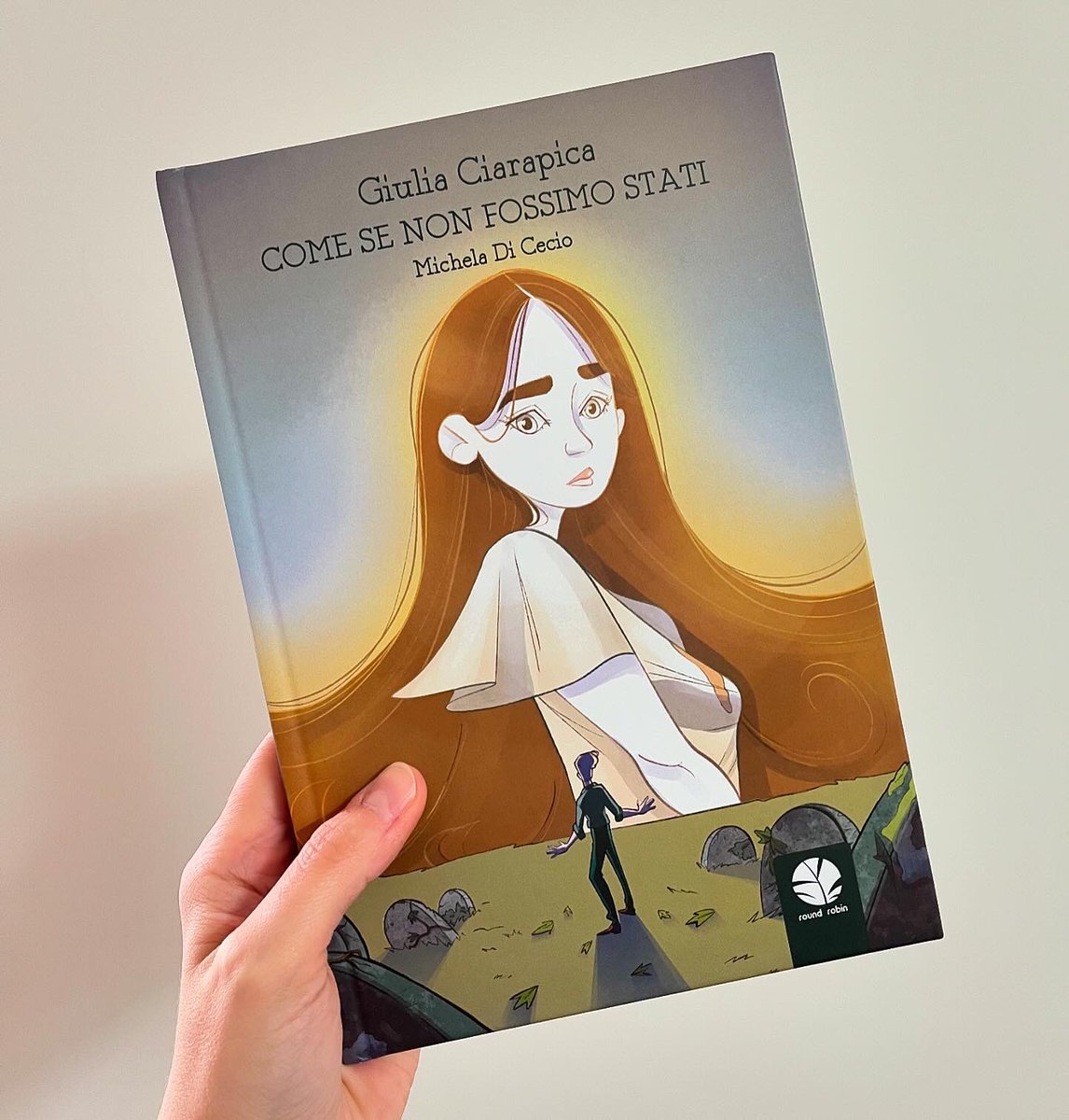 GiuliaCiarapix's tweet image. Finalmente in libreria e negli store online la graphic novel “Come se non fossimo stati” @RoundRobined , scritta da me e illustrata da Michela Di Cecio 🖤 una leggenda gotica di Casette d’Ete che contiene madri figli e desideri pericolosi.