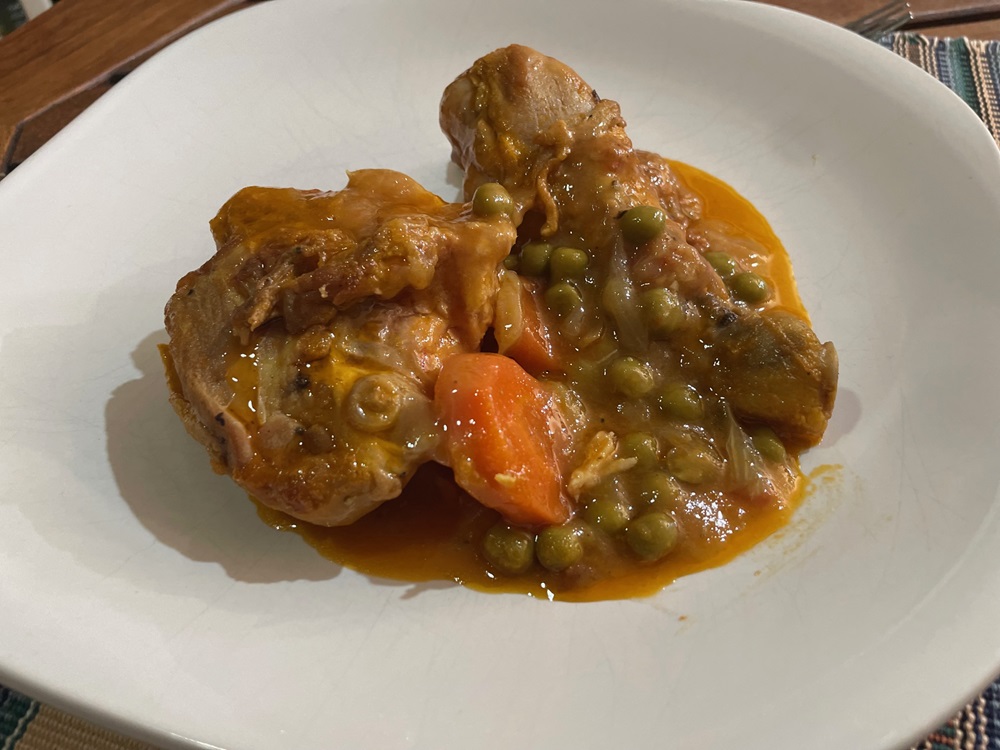 Guiso de pollo con verduras #FelizLunes #recetas delascosasdelcomer.com/2024/04/04/gui…