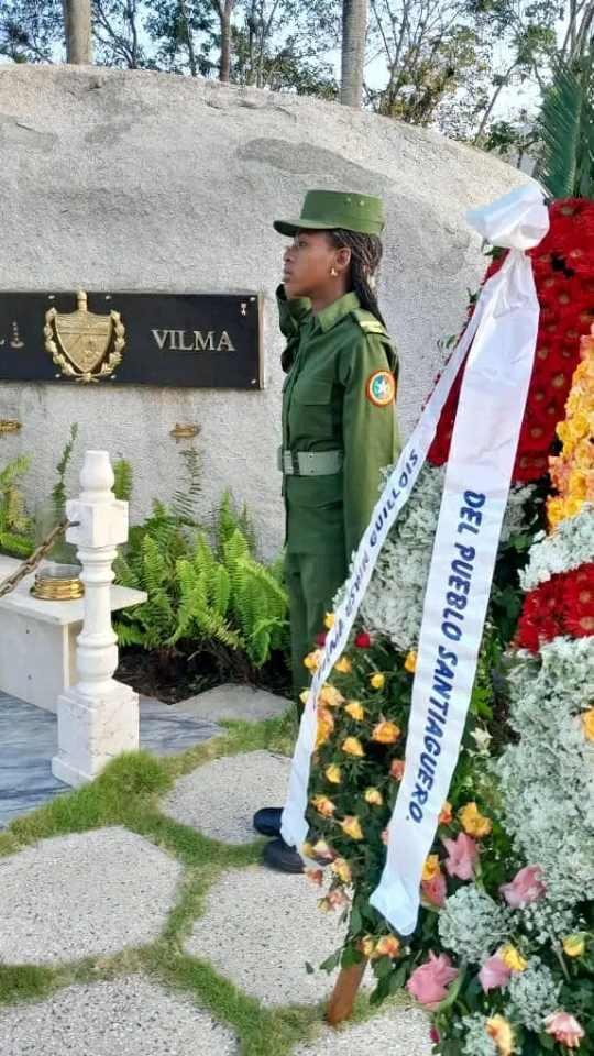 Para #VilmaEspin: flores, homenaje y gratitud.

A 94 años su nacimiento, un ramo de flores enviado ❌General de Ejército #RaúlCastro, líder Revolución🇨🇺 , y una ofrenda floral a nombre pueblo de #Cuba fueron depositados en el monolito que atesora sus cenizas.