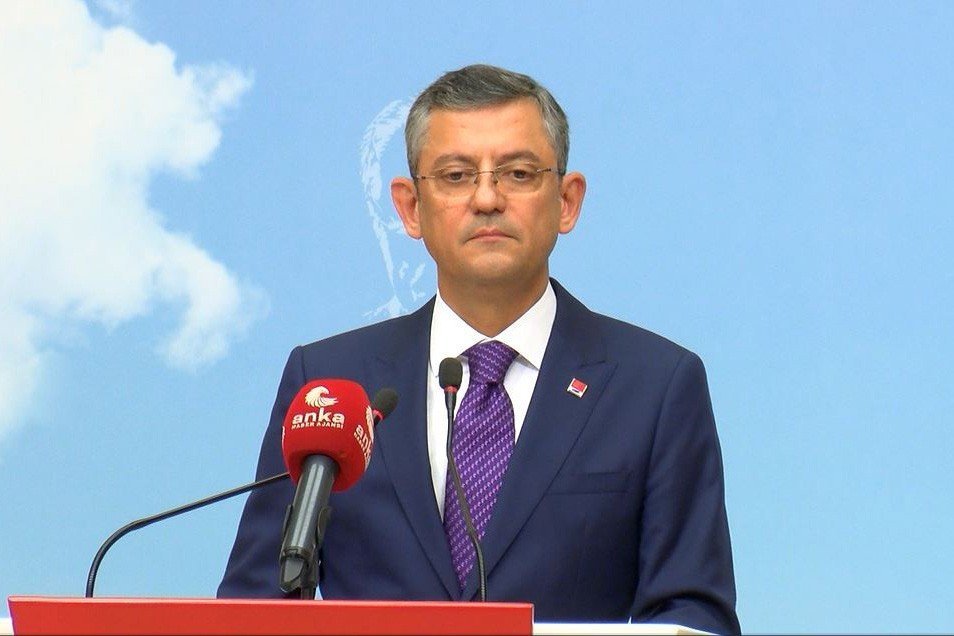 Özgür Özel: "Geçen bayram, Devlet Bahçeli'den başlayarak bütün liderleri aramıştım. Bir tek Erdoğan'ı aramadım.

Ama o zaman ikinci partiydik. Şimdi, 31 Mart seçimleri ve CHP birinci parti.

Alttan almak, fedakârlık yapmak, ilk adımı atmak, ilk eli uzatmak bize düşer. Bayram günü