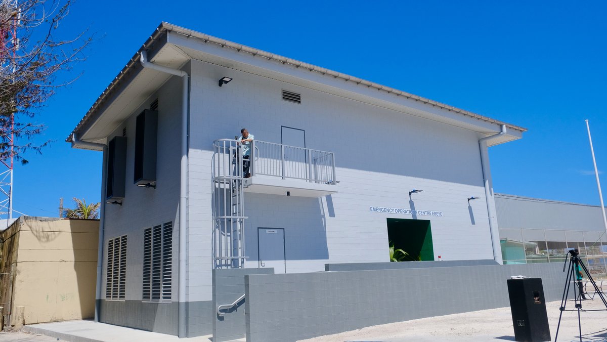 Empowering disaster resilience in the Marshall Islands 🇲🇭. This new building, funded by @JapanGov 🇯🇵 will serve as a vital hub for emergency coordination and response in Kwajalein and neighboring atolls. Learn more: undp.org/pacific/press-… @RMI_Govt #UNDPMicronesia