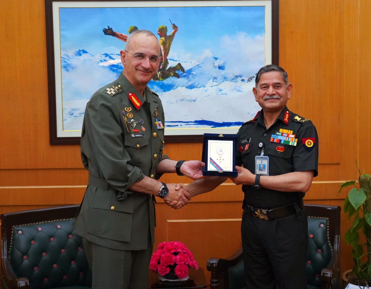 General Dimitrios Choupis, Chief of the Hellenic National Defence General Staff #Greece, called on #LtGenUpendraDwivedi #VCOAS and discussed aspects of mutual interest including avenues to further enhance bilateral #DefenceCooperation.

#IndiaGreeceFriendship 🇮🇳🇬🇷
#IndianArmy