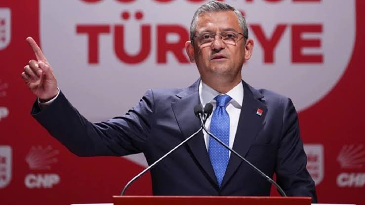 HaberReport's tweet photo. Özgür Özel: 

“Şu anda takımda iki forvet var. Biri Mansur Yavaş, diğeri Ekrem İmamoğlu. 

Teknik direktör, ‘Penaltıyı ben atacağım’ demez. En formda oyuncusuna attırır.

Günü geldiğinde arkadaşlarımızdan biri cumhurbaşkanı adayı olacak.” https://t.co/DeXEfCgAtJ