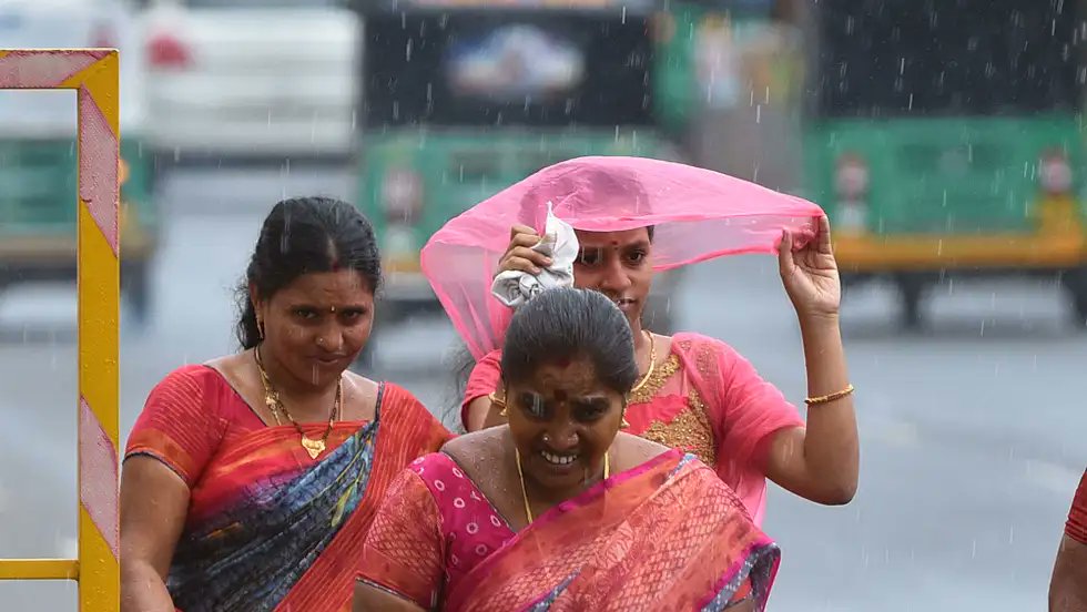 #Bengaluru recently recorded its hottest April day in 8 years, while #heatwaves have parts of #Karnataka in a chokehold. Fortunately, rains are finally arriving this week. And they might help bring down mercuries a notch or two. Full story: weather.com/en-IN/india/ne… 📸: BCCL