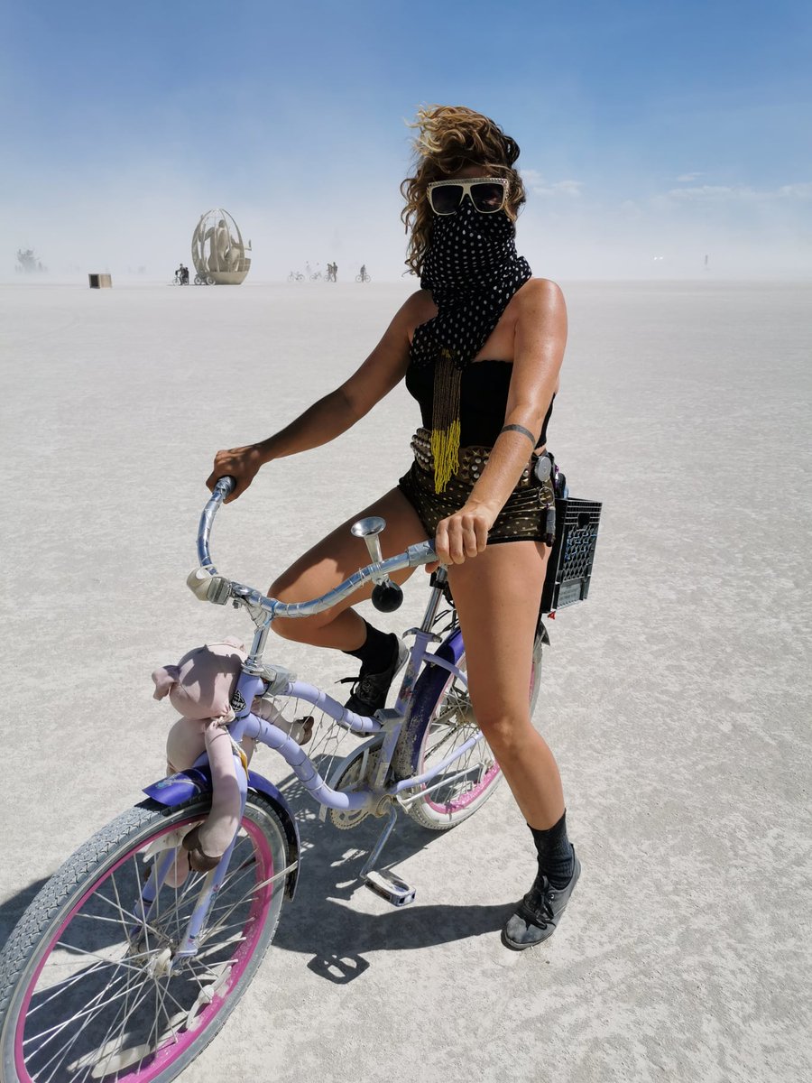 【4月13日 (土) Hirake Goma】
脱力感と高揚感が同居するダウンテンポの応酬。彼らが重要視する異文化や芸術や宇宙といった可視化できない超現実が生み出す音楽は、空想に浮かぶ広大な砂漠とシルクロードを想起させ、我々をたちまち浪漫飛行へと誘う。
entershibuya.com/schedule/hirak…