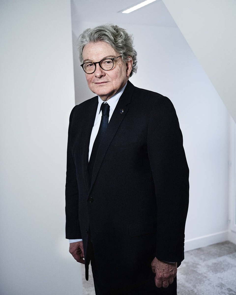 OpexNews's tweet photo. 🇫🇷🇪🇺 Lors de sa nomination à Bruxelles, #ThierryBreton vend ses titres #Atos au prix fort, autour de 65€ (elle en vaut 1,88€ aujourd'hui).

Jackpot : 40M€ brut.

Sans compter cette retraite chapeau qu'il demande à lisser chaque année dans le bilan financier et à toucher à l'issue de son mandat de commissaire, pour éviter les scandales. Elle est, selon Le Monde, gérée par Axa,  pour un montant d'environ 14M€ brut.

Portrait de "l'Alain Delon du business"; qui "vit dans une bulle, avec son chauffeur, qui habite chez lui, ouvre les portes, tend les blazers. Il est abonné à une compagnie de jet, fait un saut dans son loft de New York, son Sénégal adoré (où il a racheté la maison de Léopold Sédar Senghor), un peu de farniente sur le yacht de Bernard Arnault".
➡️ https://t.co/mnpuCbBeKq