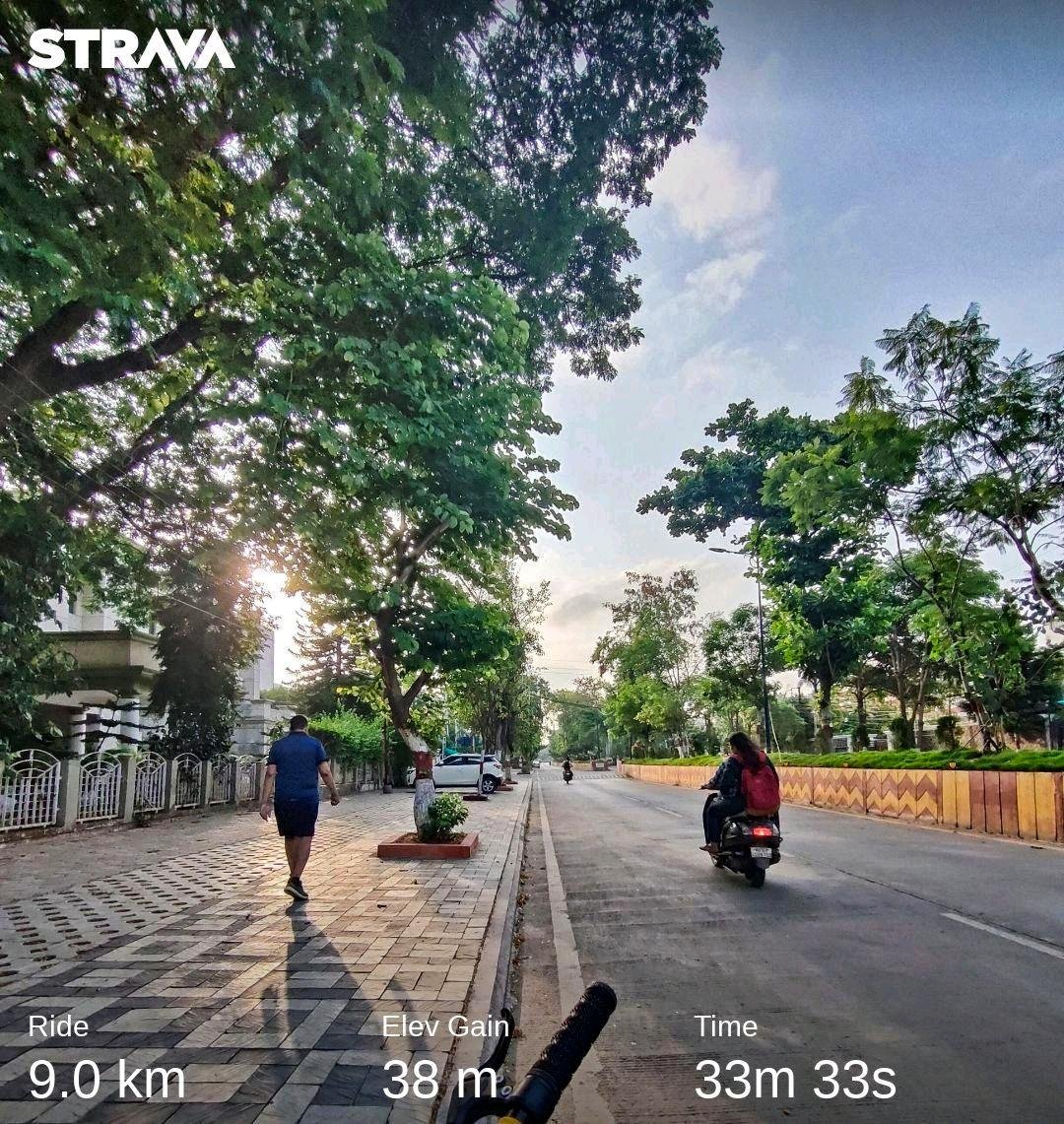 Welcome to Indore🙏

Wide Footpath, Green surroundings, Clean Roads.

Indeed a Beautiful City 🙌🏼