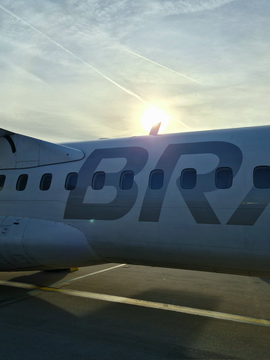 Opernjunkie's tweet photo. "Hoch steht die Sonne..." 

Mittwoch begann der Wiener #Operntrip mit Parsifal und schon gestern endete er mit einer Salieri Rarität...nun mit einem frühen Vogel zurück nach Deutschland ✈️ https://t.co/FBFJvCOBFk