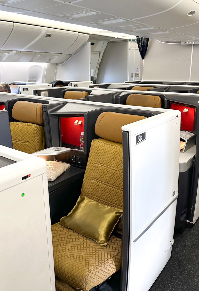 Flew onboard the freshly refurbished leased 777-200LRs; now sporting the legacy Air India colour seats. Short hop from BOM to DEL; but having your own widebody suite on domestic is always such a fun treat. Privacy is top notch, and ofcourse as always excellent service 💯✈️