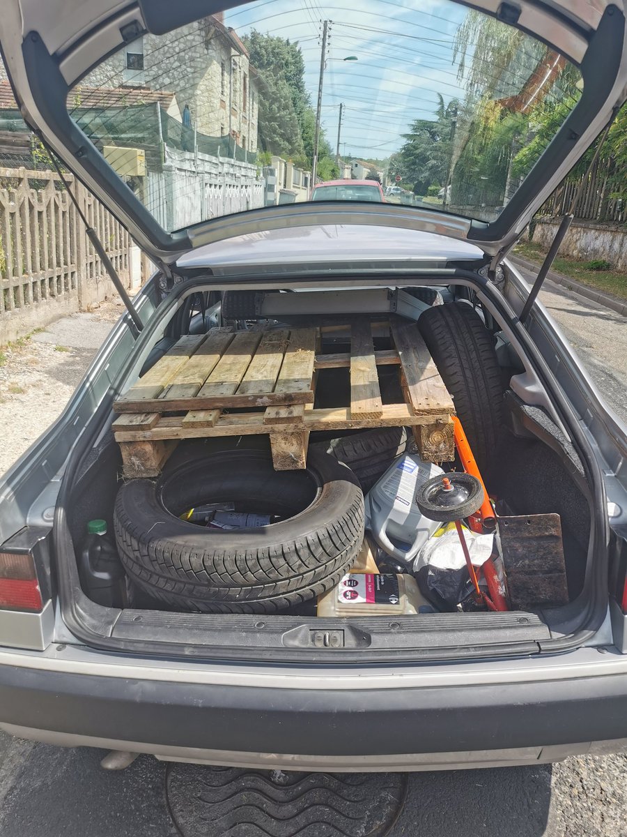 Electrogeek2's tweet image. Average old french car going to ✨ déchèterie✨