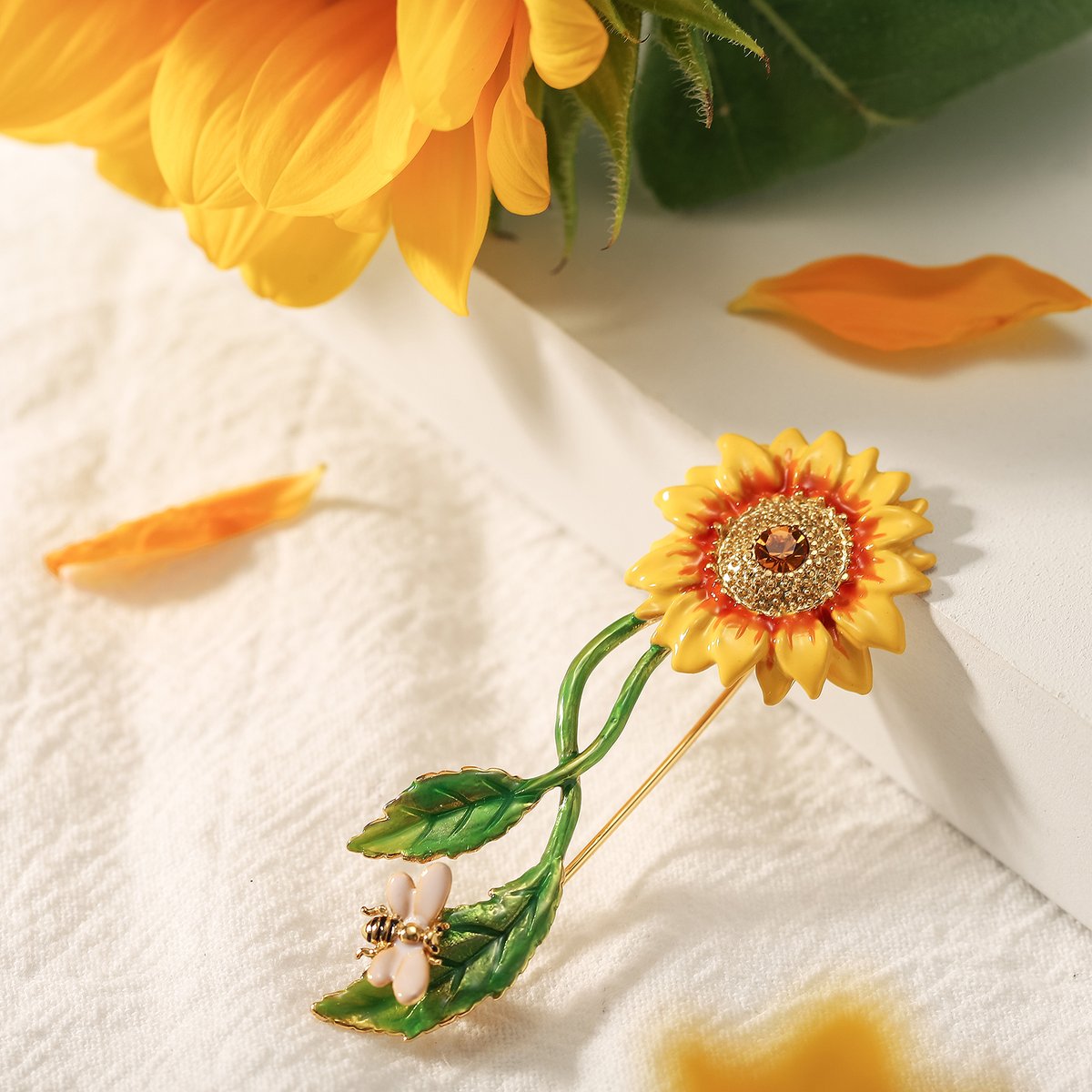 Despite its delicate appearance, a well-crafted Sunflower & Bee Brooch should be sturdy enough for everyday wear. 🌻🐝 

Shop in the link🔗selenichast.com/collections/su…
#selenichast #selenichastjewel #vintagestyles #cottagecore #fashiondaily #jewelrydesign #accessories #aesthetics