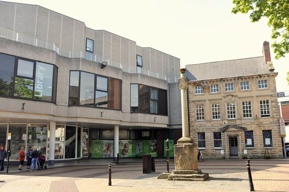 I've spoken in Mansfield (Notts) many times inc. the musem & St Peter's. My book tour comes to Central Library on 18 June, hosted by @NottsLibraries The shows that I did here on previous tours were really busy so I'd advise picking up advance tickets... inspireculture.org.uk/whats-on/event…