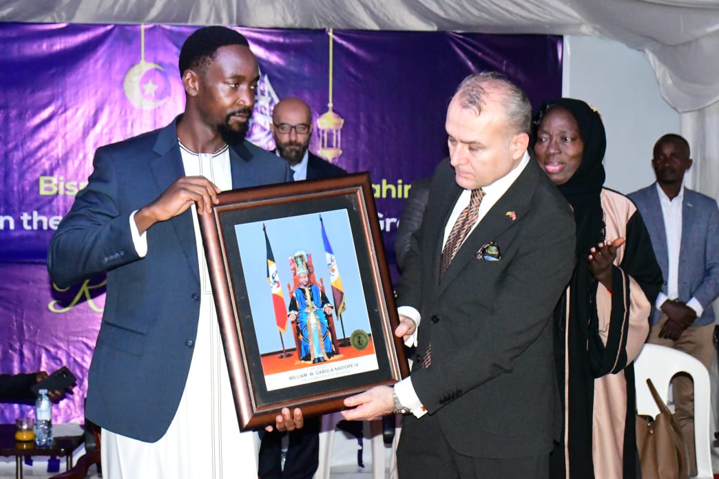 Cementing Cultural ties His Majesty William Wilberforce Gabula Nadiope IV gifts his official portrait to His Excellency Mehmet Fatih Ak, the Ambassador of Türkiye to Uganda ,a valued friend and partner of the Busoga Kingdom at the Iftar Dinner at Civil Service College@Fatihak1…