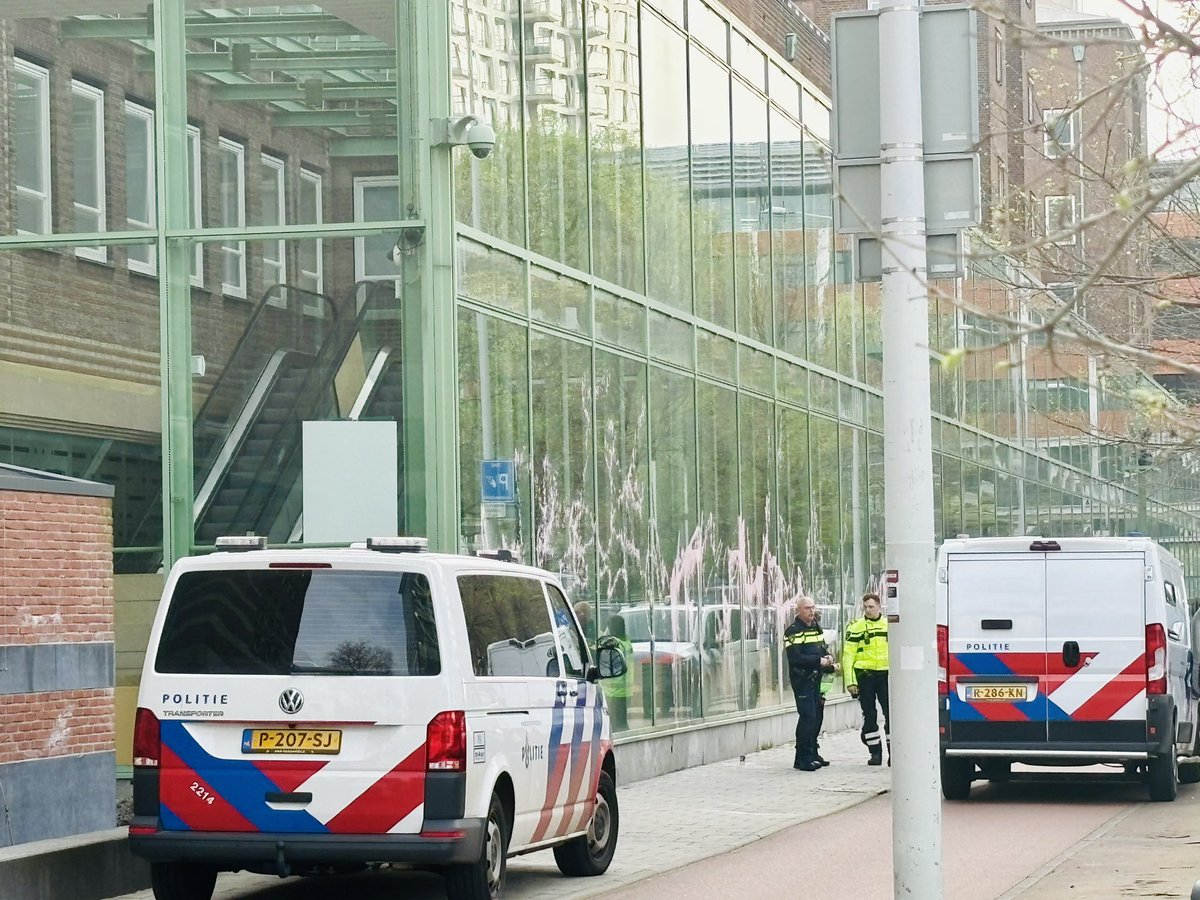 De zoveelste keer dat @NLRebellion activisten de wet overtreden, vandalisme plegen en een gebrek aan een normale baan op een schaamteloze manier invullen. Woensdag heeft de #PVV een rondvraag in de commissie over een urenlange blokkade vorige week in New Babylon. Aanpakken!