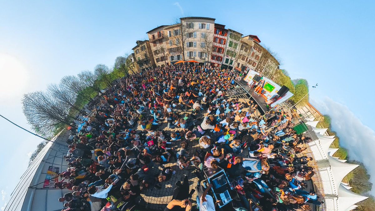 aekiparralde's tweet photo. 👨👩👧👧Familia osoak gozatu zuen Pontx pailazoaren ikusgarria martxoaren 24an Baionan!!
#23korrika #harroherri #korrika https://t.co/GsfbLPtwE6
