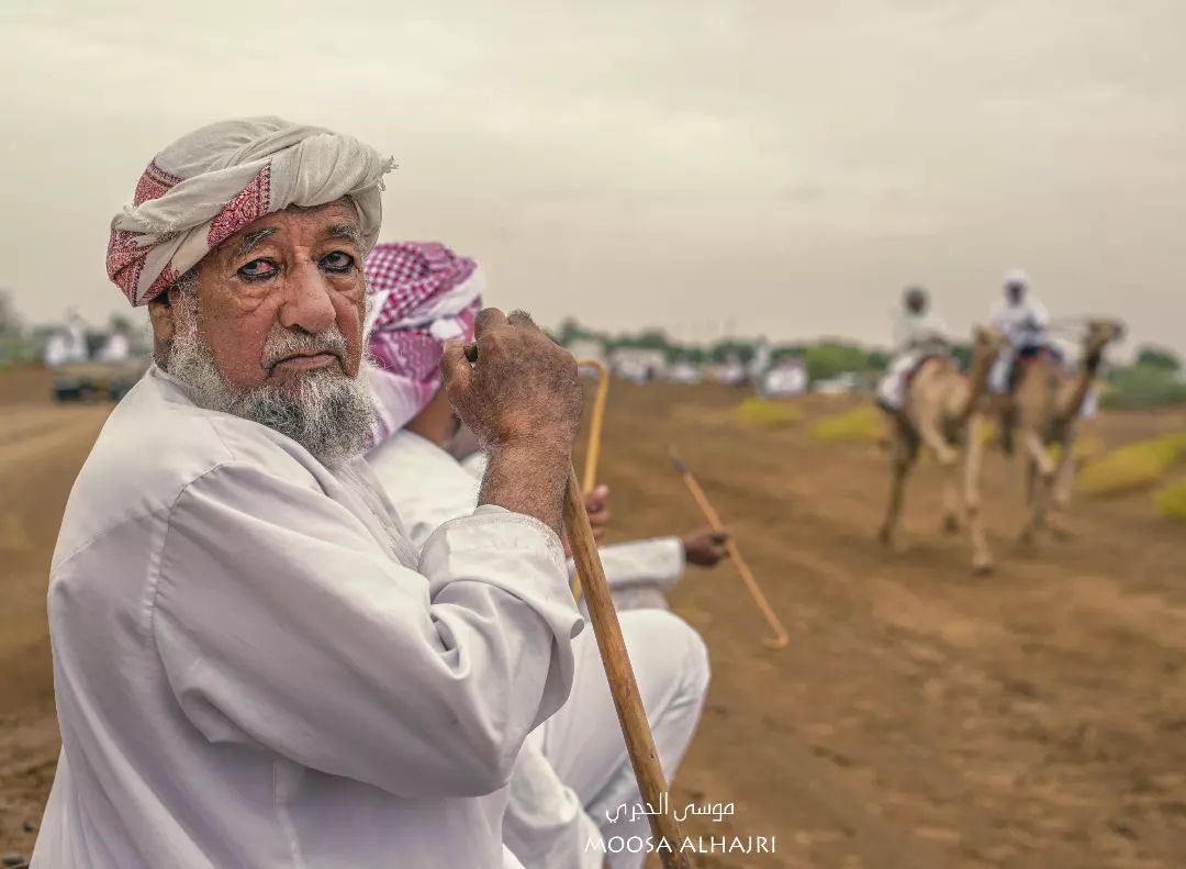 الهبطة من التقاليد العمانية الأصيلة التي تقام قبل أيام العيد في العديد من الولايات، يتوافد فيها المواطنون من الفجر للمزايدة على الماشية ومختلف مستلزمات العيد الأخرى مثل اللباس التقليدي، الخناجر، العصي، والحلي والمجوهرات النسائية 📸 @moosa_alhajri #عُمان #للجمال_عنوان