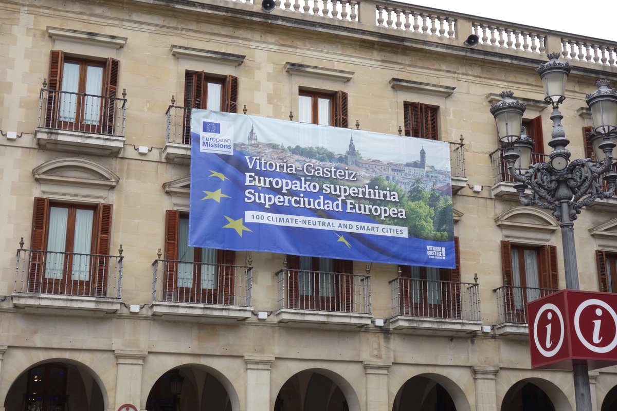 Excited to see the last chapter of my PhD thesis published. Together w/ @ianguelovski @aitoralbaina @unaipasku, we analyzed the impacts of #NextGenerationEU funds on local governance, zooming into renaturing initiatives in #VitoriaGasteiz. sciencedirect.com/science/articl…