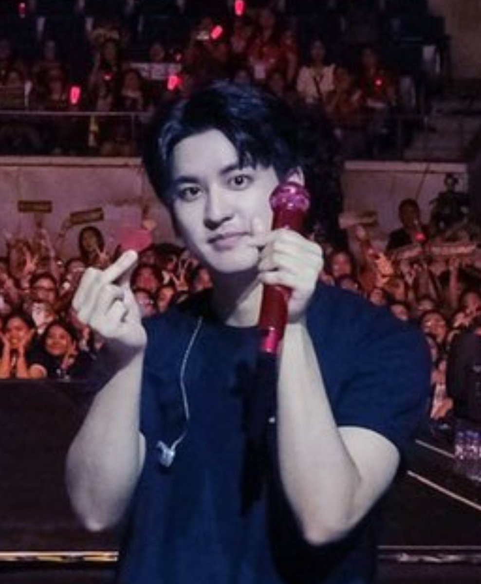 The way Chanwoo holds up the heart shape confetti is quite unique! 🤣