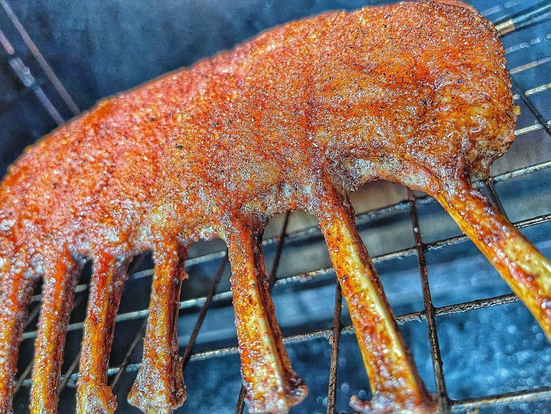 Who loves a smoked rack of lamb? 🙋😍🤤🐑 @frozen_smoke_bbq
...
Rack of Lamb is on the smoker and is looking amazing.
💨
I have never had Rack of Lamb but I have heard it is a real treat when it comes to flavour and tenderness.
💨